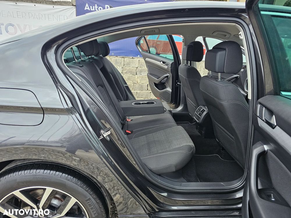 Volkswagen Passat - 35