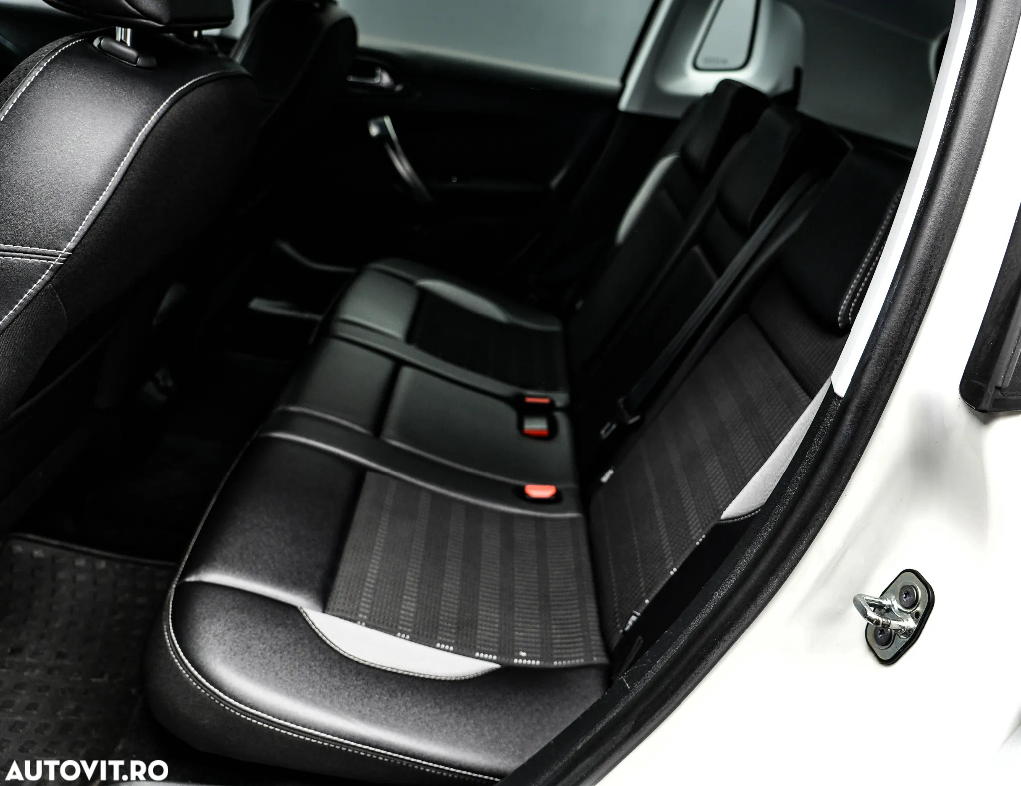 Peugeot 2008 1.2 PureTech Turbo EAT6 S&S Allure - 16