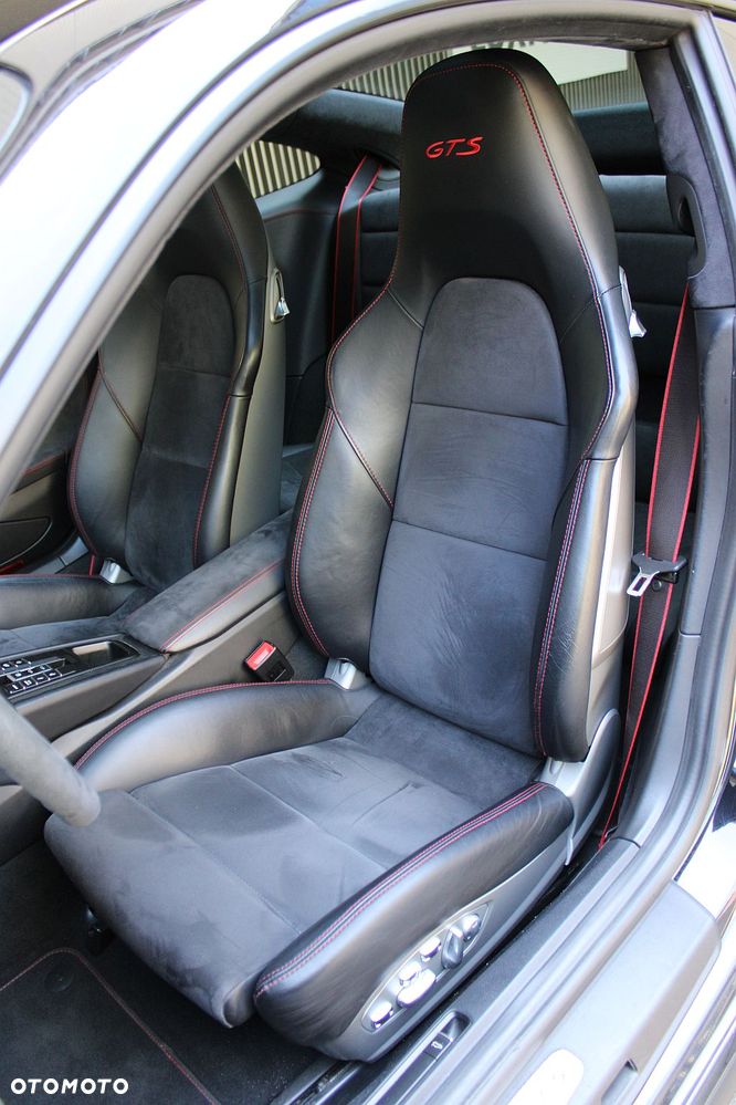 Porsche 911 Carrera 4 GTS PDK - 12