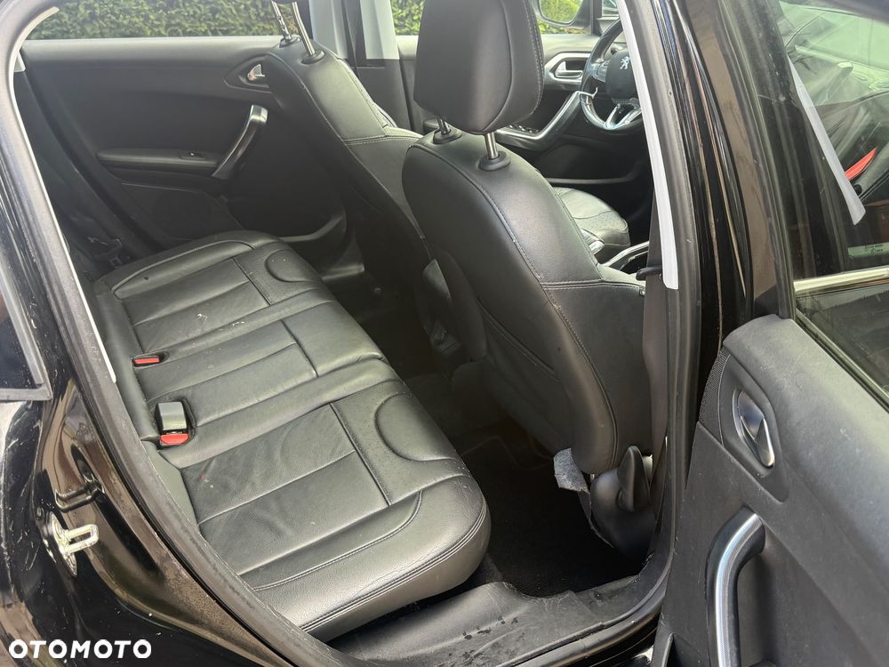 Peugeot 2008 1.6 e-HDi Allure S&S - 17