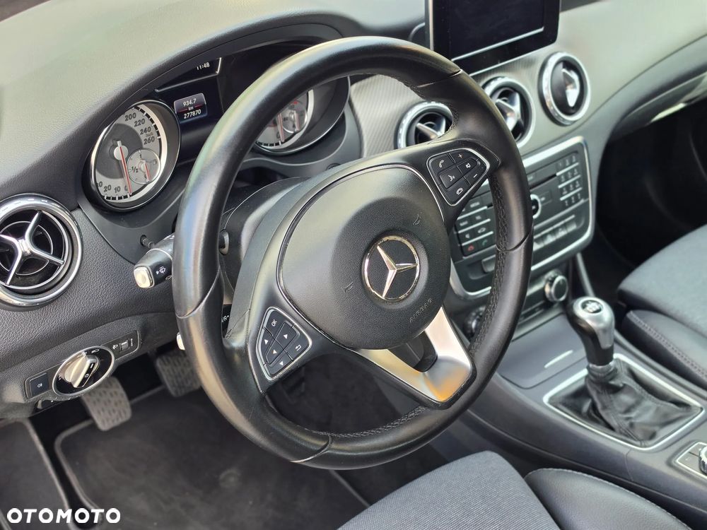 Mercedes-Benz GLA 200 d Activity Edition - 28