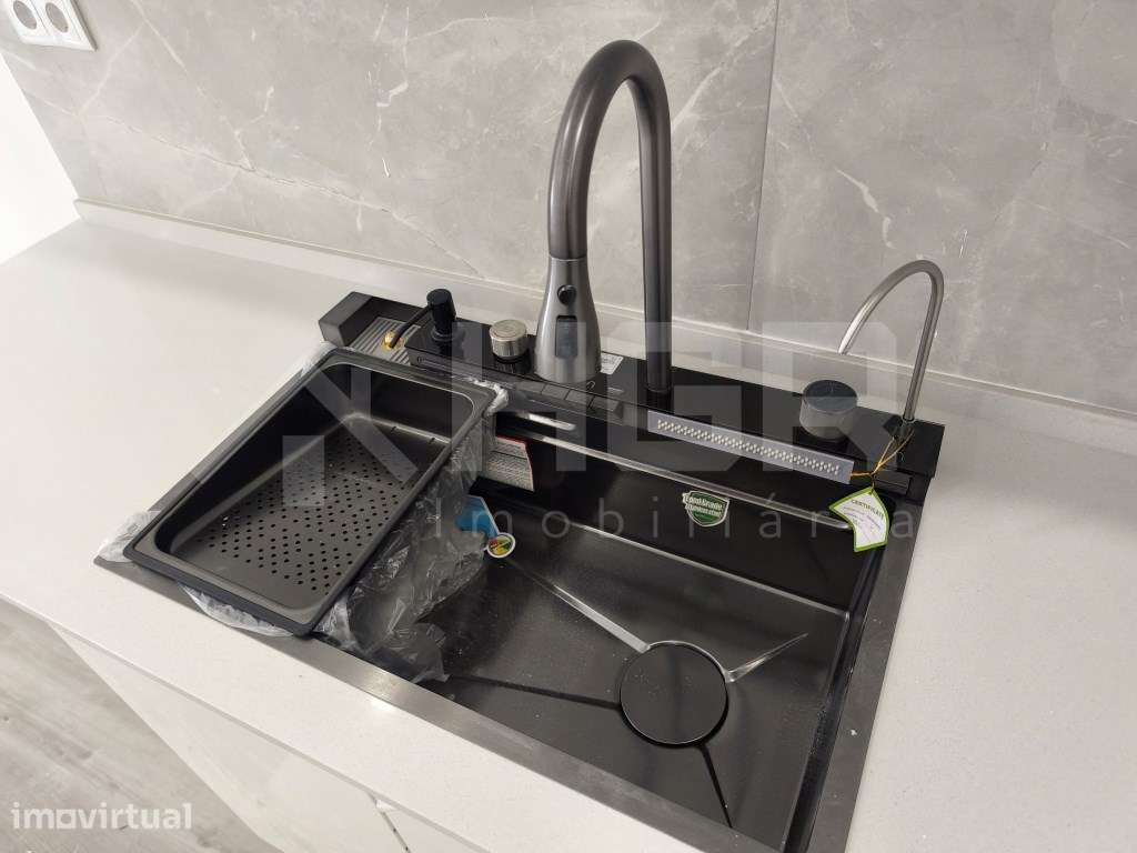 MORADIA T2 COM QUINTAL E GARAGEM | TOTALMENTE RENOVADA | 2 CASAS DE... - Grande imagem: 5/25