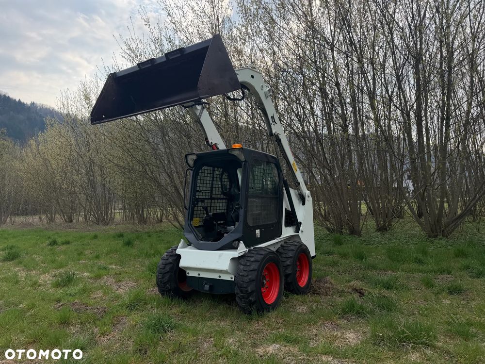 Bobcat S450 ładowarka 4x4 wózek terenowy. Łyżka. Pełne sterowanie z dżojstika jazda i praca. Aktualne serwisy DEKRA 2026r. Dokumentacja Pełna. Silnik Kubota 4cyl 55km. Maszyna Jak Nowa z Salonu! Pochodzi z Norweskiego Gospodarstwa! 2019 rok 1880 mtg! Zero luzów i wycieków. Bardzo mocna i wydajna maszyna o małych gabarytach! Idealna do stajni oraz Budownictwa. OKAZJA TANIO 3 wyjścia Hydrauliczne pod urządzenia!! - 3