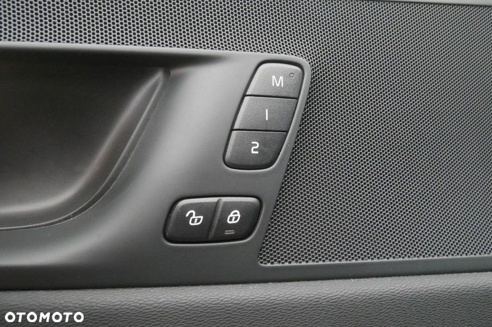 Volvo XC 60 B4 D Plus Dark - 29