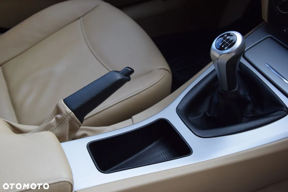 BMW Seria 3 320i - 23