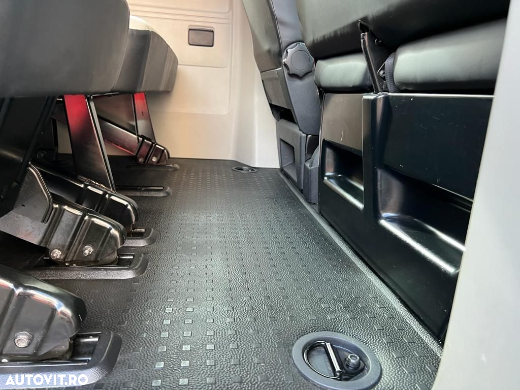 Volkswagen Caravelle - 10