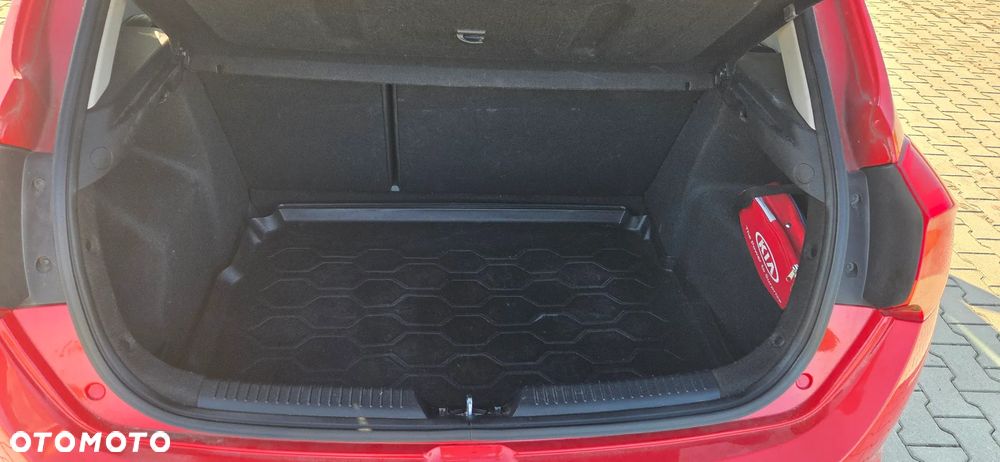 Kia Ceed 1.4 L - 8