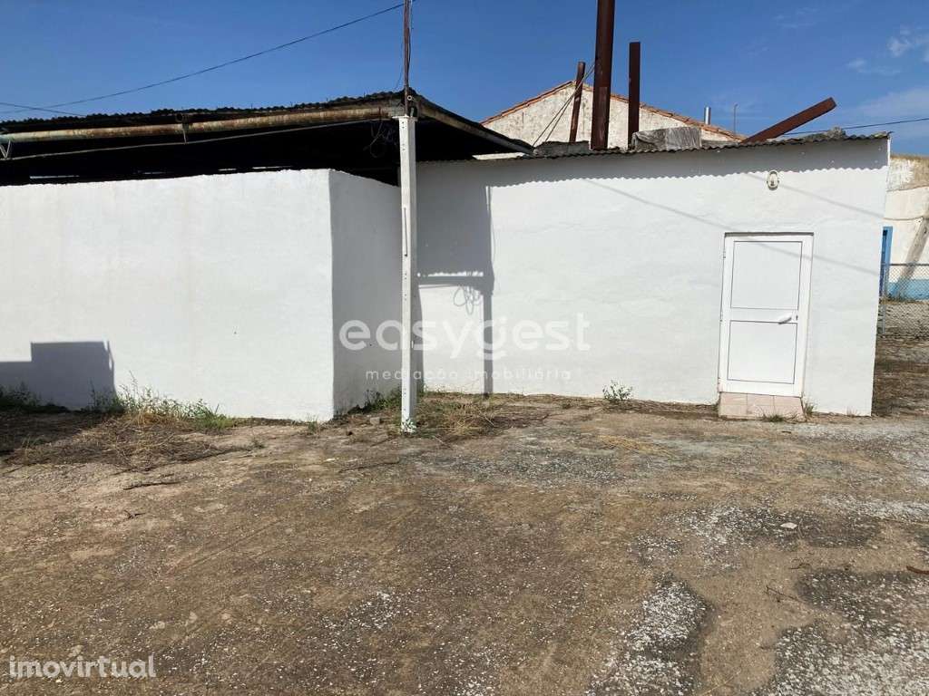 Armazém com boas áreas localizado na freguesia de Espírito Santo - Grande imagem: 4/12