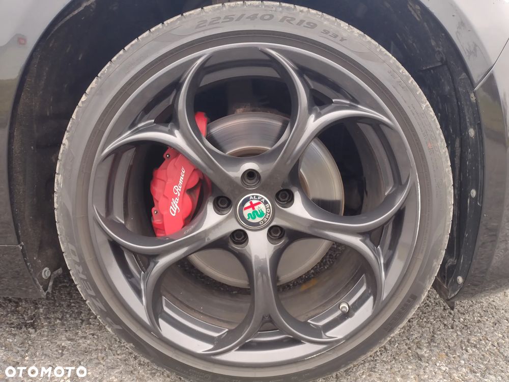 Alfa Romeo Giulia 2.0 Turbo 16V AT8-Q4 Veloce - 19