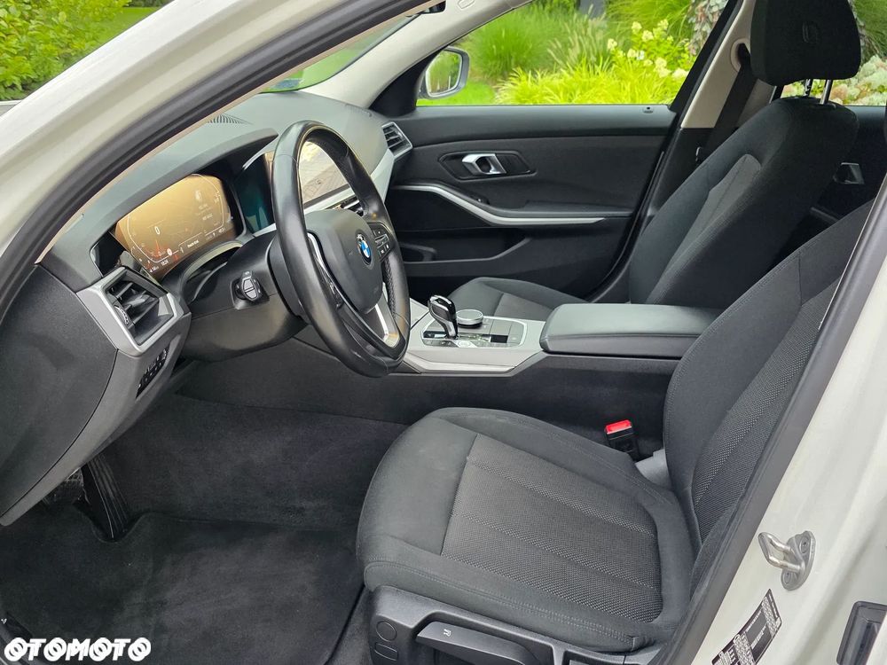 BMW Seria 3 318i Sport - 31