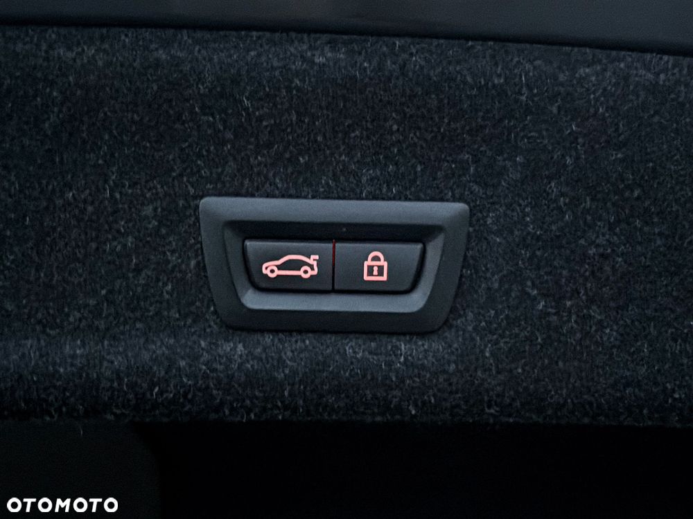 BMW Seria 3 330e M Sport - 25