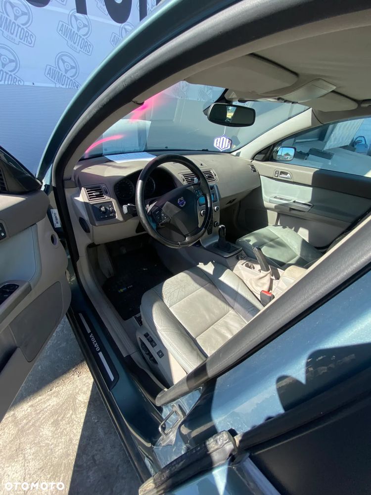 VOLVO V50 2004 *SAMOCHÓD NA CZĘŚCI* 2205 MASKA, LAMPA, DRZWI, LUSTERKO, ZDERZAK, GRILL, BŁOTNIK, KLAPA, BELKA, DESKA, FOTELE, KANAPA, ĆWIARTKA, KIEROWNICA, TARCZE, ZACISKI, ZAWIESZENIE, KOMPLETNY PRZÓD, KOMPLETNY TYŁ, LICZNIK, ZEGARY, PRAWE LEWE PRZÓD TYŁ - 5