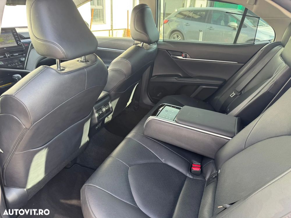 Toyota Camry Luxury - 10