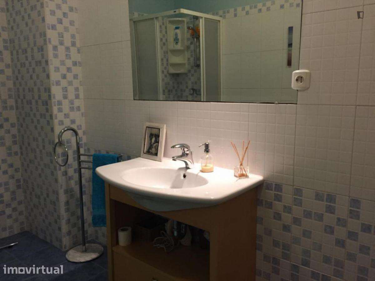 Quarto - localizado em Cedofeita Porto - Grande imagem: 5/7