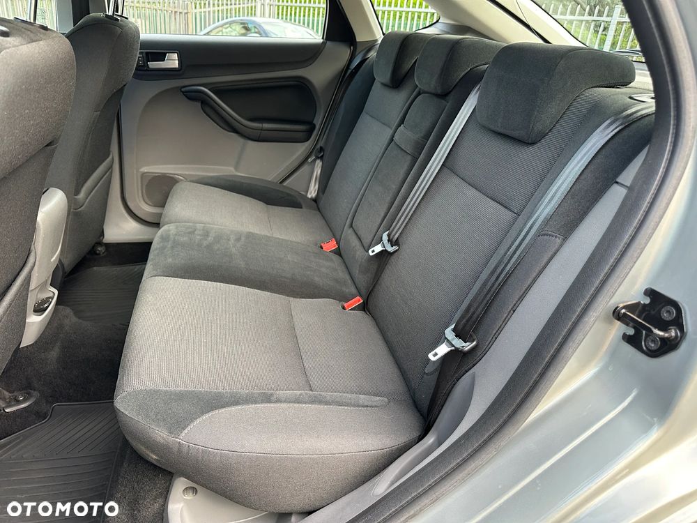 Ford Focus 1.6 Ghia - 11