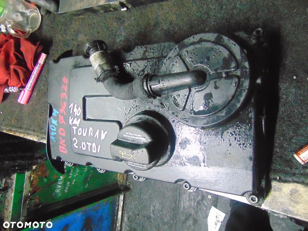 Pokrywa zaworów Touran Passat b6 2,0 TDI 16 v 140 km - 2