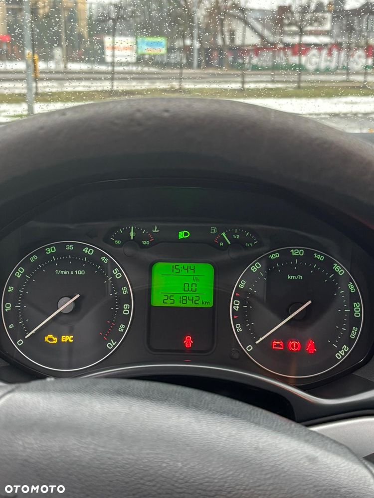 Skoda Octavia 1.6 Ambiente - 25