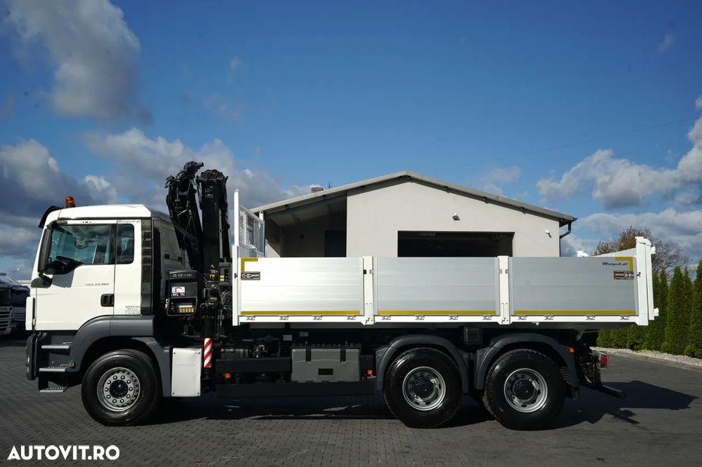 MAN 33.360 / 6x4 / BASCULANTĂ - 5,7 m + MACARA HIAB XS 122 HIDUO / RAZĂ MAXIMĂ - 8,2 m / CAPACITATE MAXIMĂ DE RIDICARE - 4.800 kg / OBOR CU DESCHIDERE MIXTĂ (RABATABIL/TIP UȘĂ) / CUTIE DE VITEZE MANUALĂ / TELECOMANDĂ / - 10