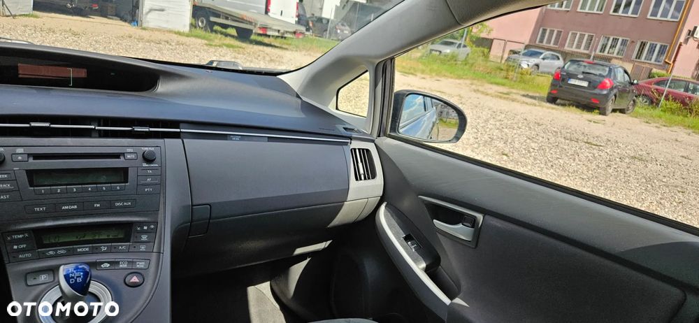 Toyota Prius (Hybrid) - 26