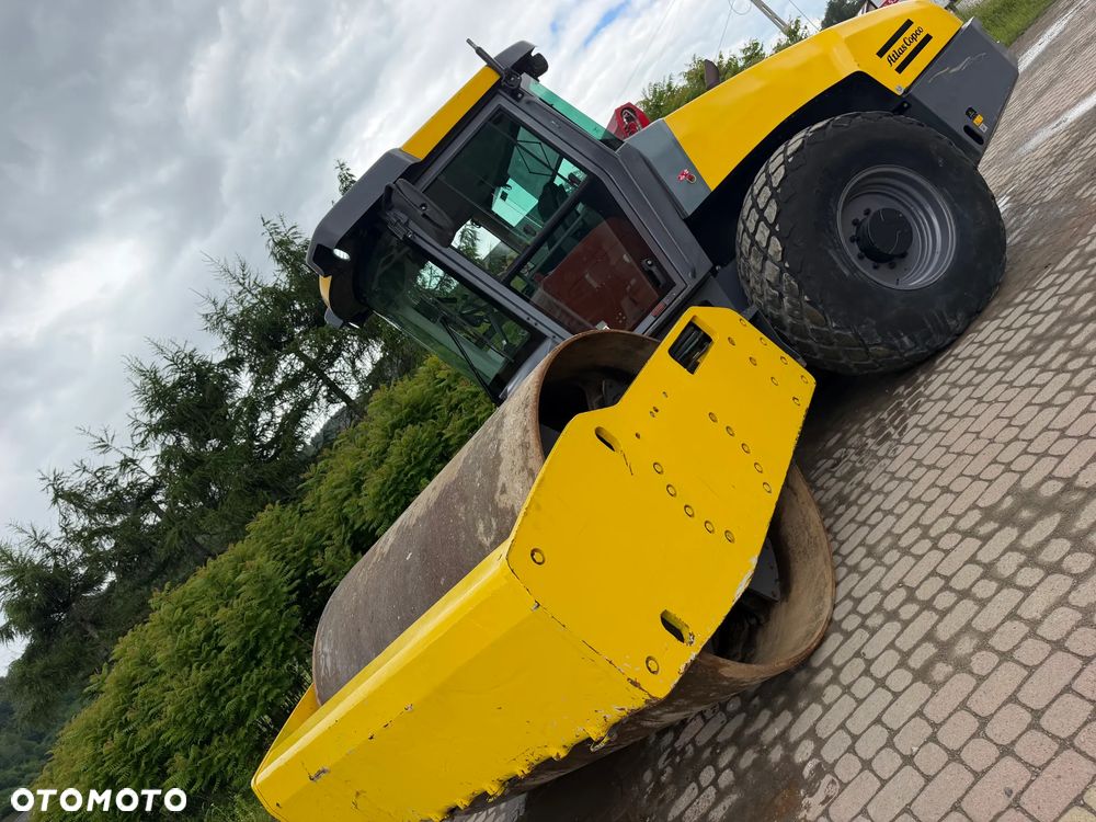 Atlas Copco DYNAPAC CA3500D Walec Drogowy Terenowy Guma-Stal. 12 ton. Import Norwegia 2015rok. Maszyna w pięknym stanie! Wentylacja Klima. Serwisy w Dekra AKTUALNE. Zero zniszczeń IGŁA Po serwisach eksploatacyjnych w Norwegii. Walec z Upadłości od pierwszego właściciela. Posiada system przeciwpożarowy! Obrotowy fotel wraz ze sterowaniem. Gniazdo 230volt. Dokumenty Dekra! Silnik Cummins 140Km. Nagłośnienie radio na pilot! Usb. Zero luzów i wycieków! - 19