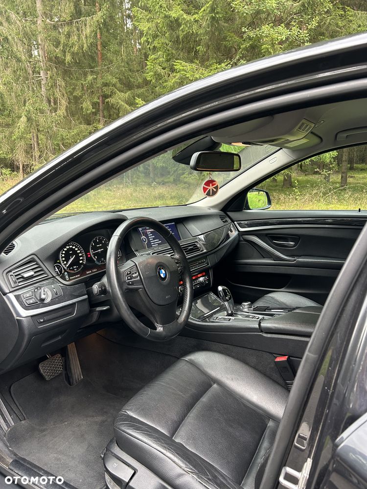 BMW Seria 5 525d xDrive - 28