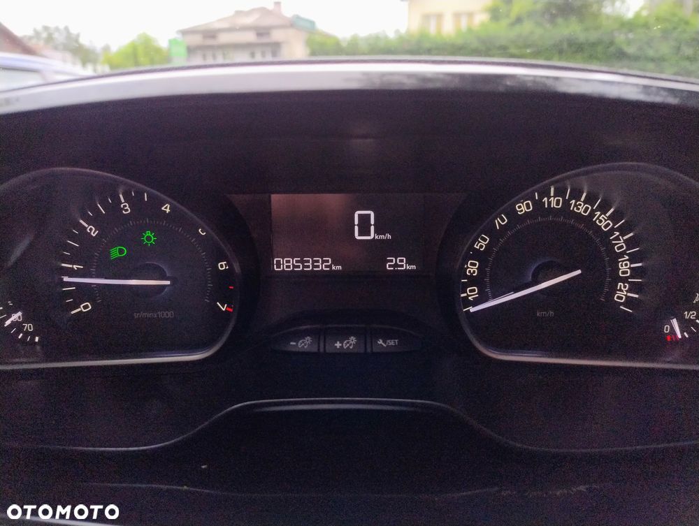 Peugeot 2008 1.2 Pure Tech Allure S&S - 13