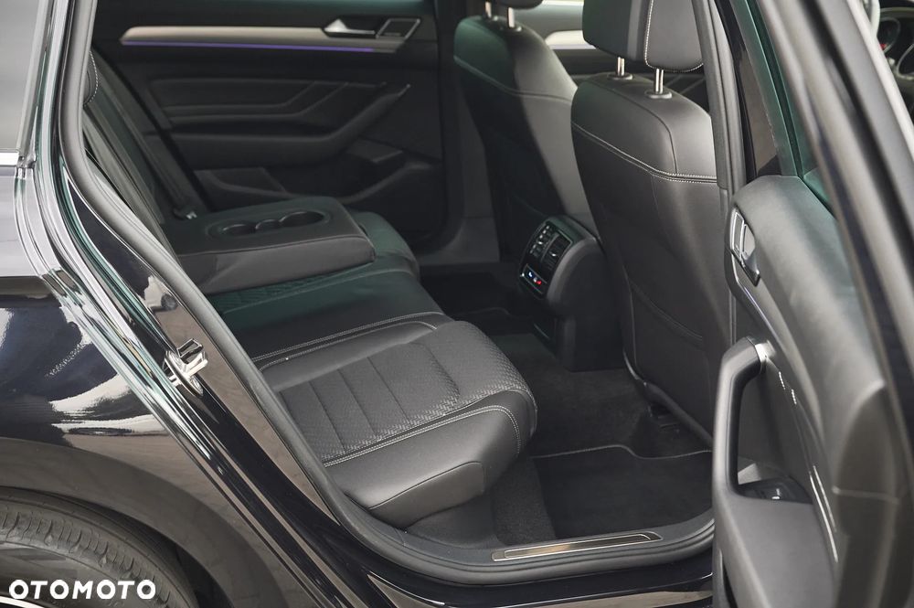 Volkswagen Passat Variant 2.0 TDI SCR DSG R-Line - 22