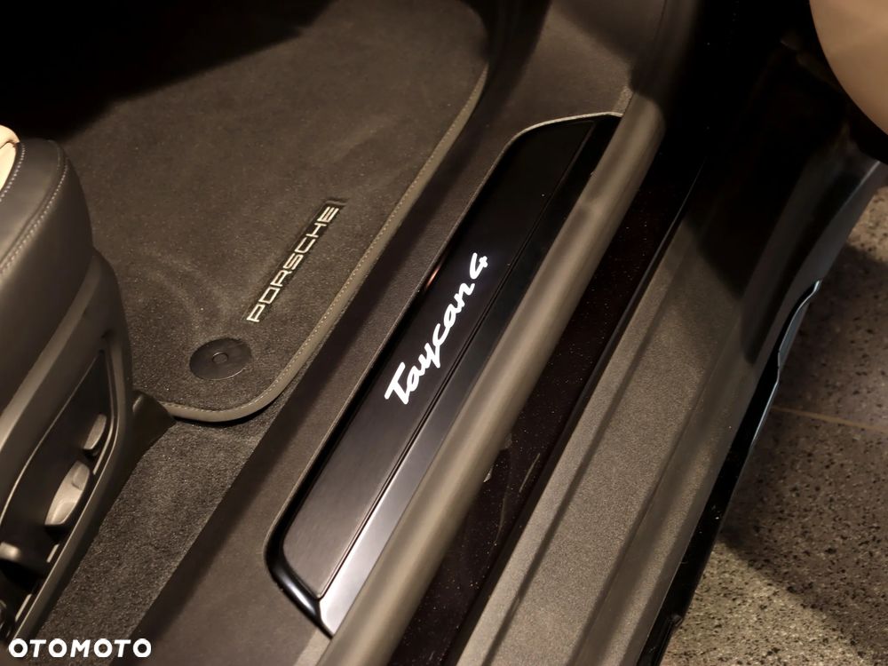Porsche Taycan 105kWh 4 Performance Plus - 33