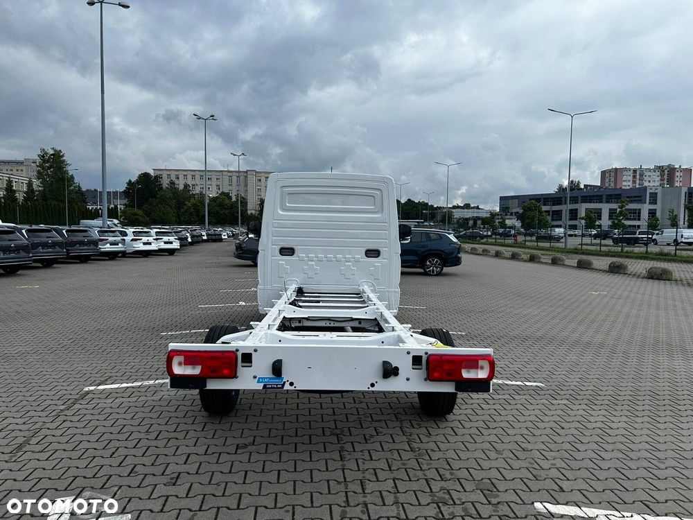 Volkswagen Crafter Podwozie z pojedynczą kabiną silnik: 2,0 l EURO VI SCR 163 KM / skrzynia biegów: Przedni napęd automatyczna 8-biegowa rozstaw osi: 4490 mm - 6