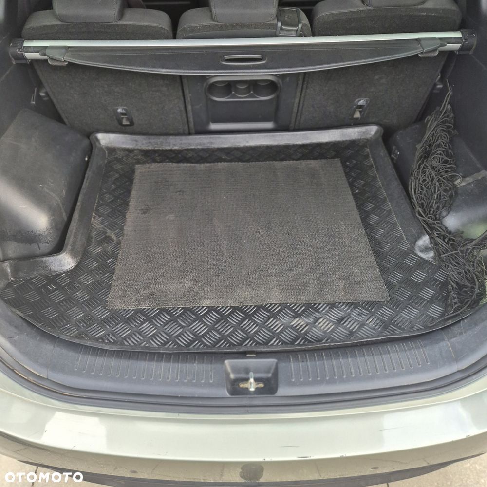 Kia Carens - 8