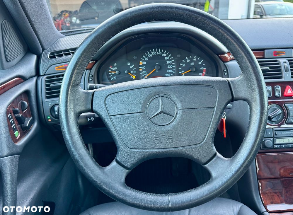 Mercedes-Benz Klasa E 320 T 4-Matic Elegance - 24
