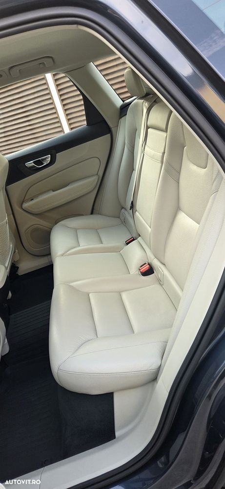 Volvo XC 60 B4 MHEV AT8 AWD Inscription - 19