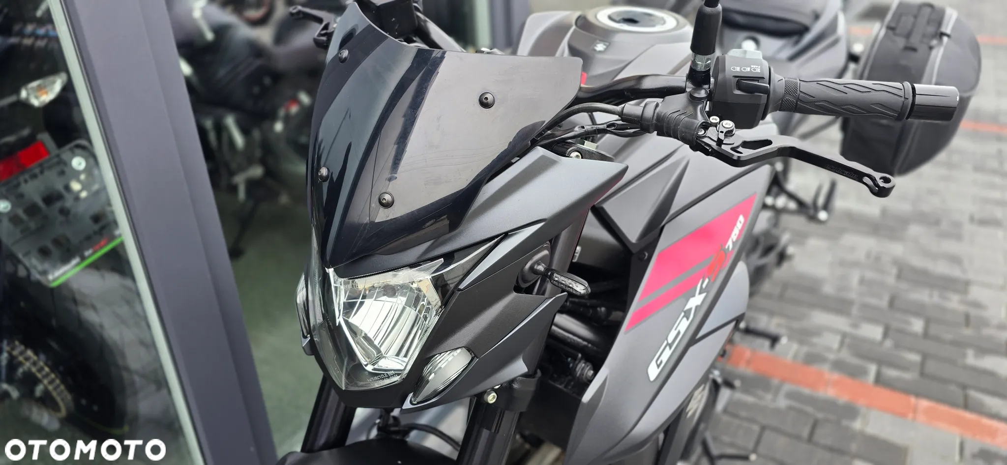Suzuki GSX - 32