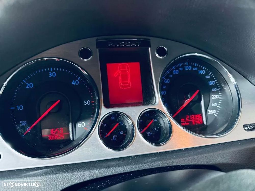 VW Passat Variant 2.0 TDi Highline DSG - 29
