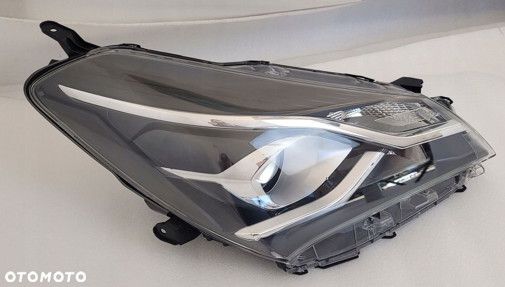 LAMPA PRAWA PRZEDNIA PRZÓD TOYOTA YARIS III LIFT ZWYKŁA 2017- - 4
