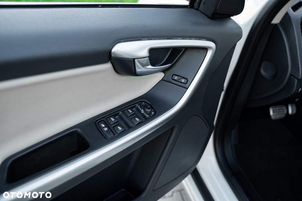 Volvo XC 60 D5 AWD Geartronic Momentum - 18