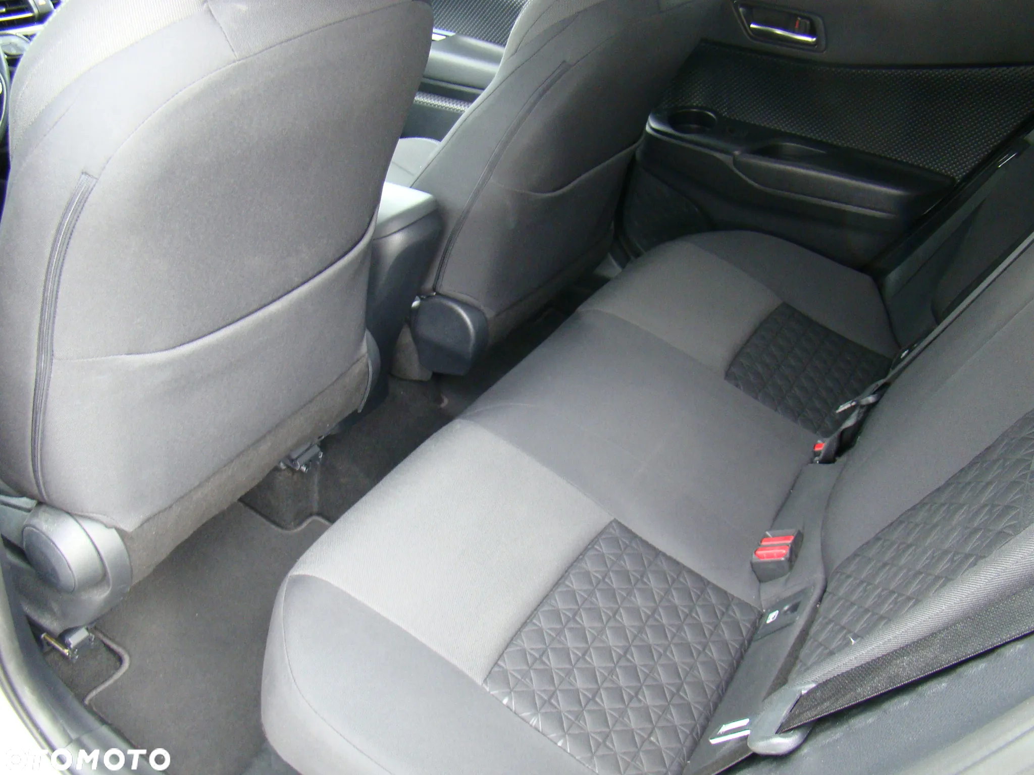 Toyota C-HR 1.8 Hybrid Team Deutschland - 34