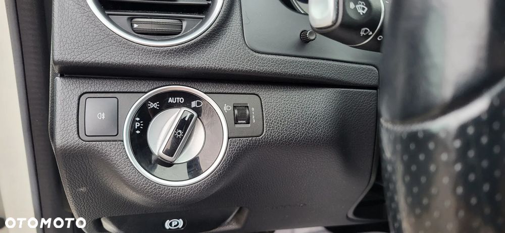 Mercedes-Benz Klasa C 180 (BlueEFFICIENCY) - 22