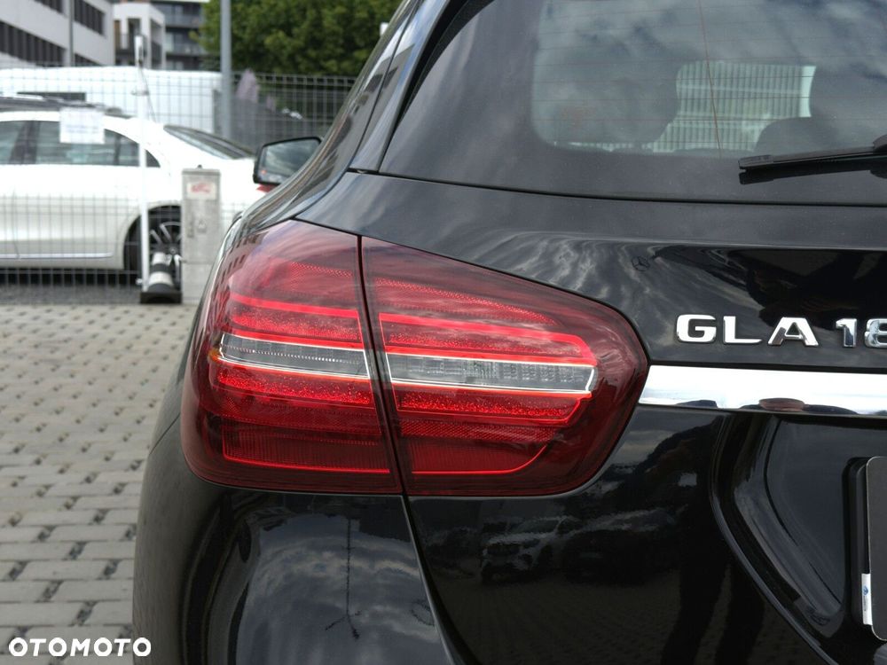 Mercedes-Benz GLA 180 7G-DCT - 11