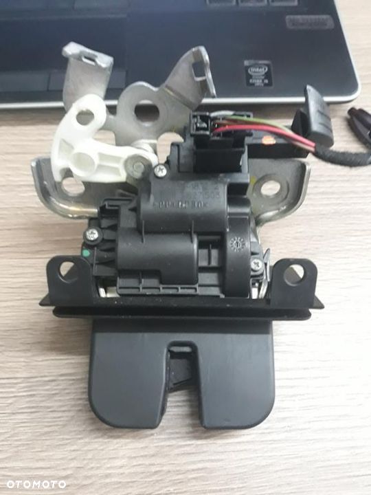 Zamek Bagażnika 5E0827505 Skoda Octavia III Rapid