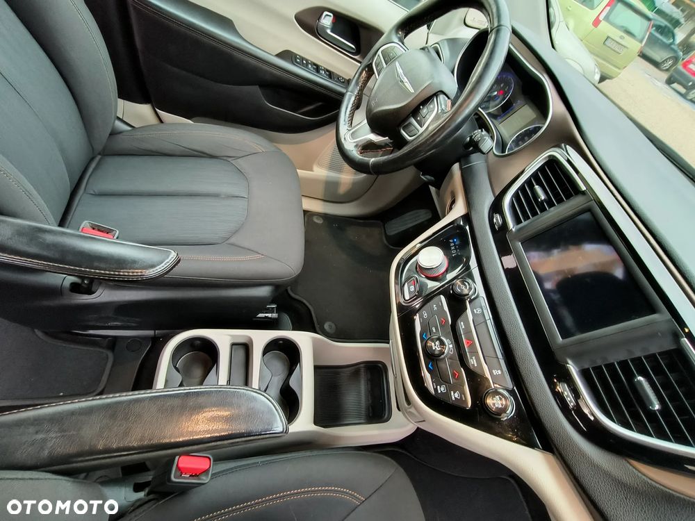 Chrysler Pacifica - 16