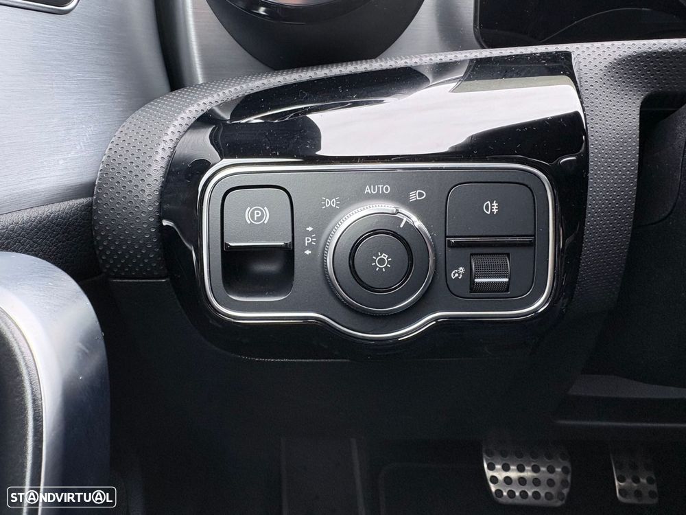 Mercedes-Benz A 250 Limousine e AMG Line - 33