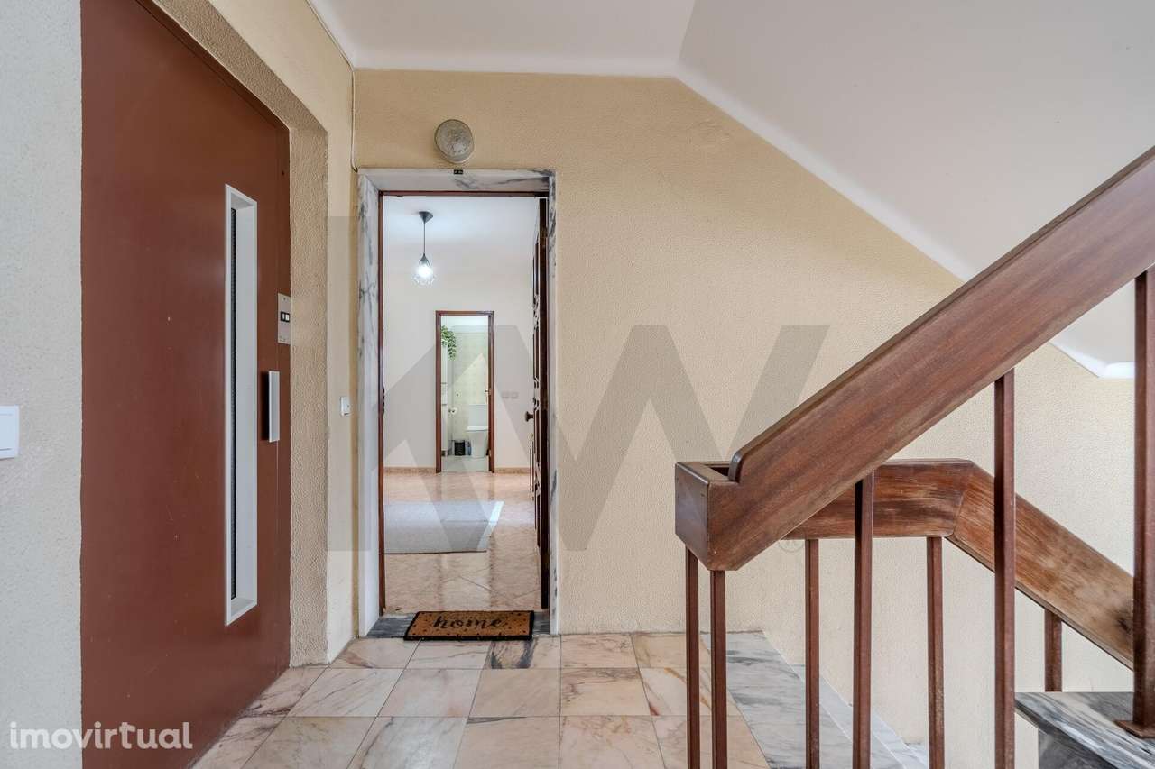 T2 Renovado com Elevador e Dupla Frente Solar no Carregado - Grande imagem: 2/34