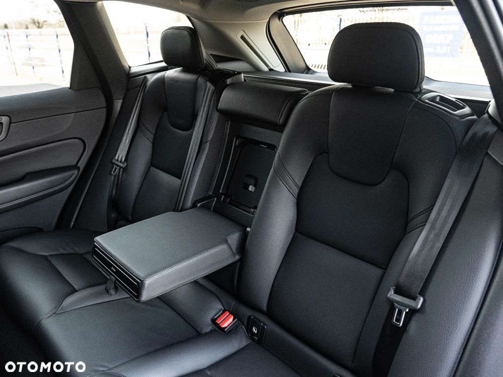 Volvo XC 60 B5 B AWD Plus Dark - 26