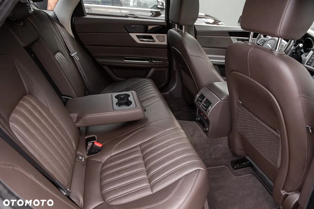 Jaguar XF ver-20d-sportbrake-portfolio - 32