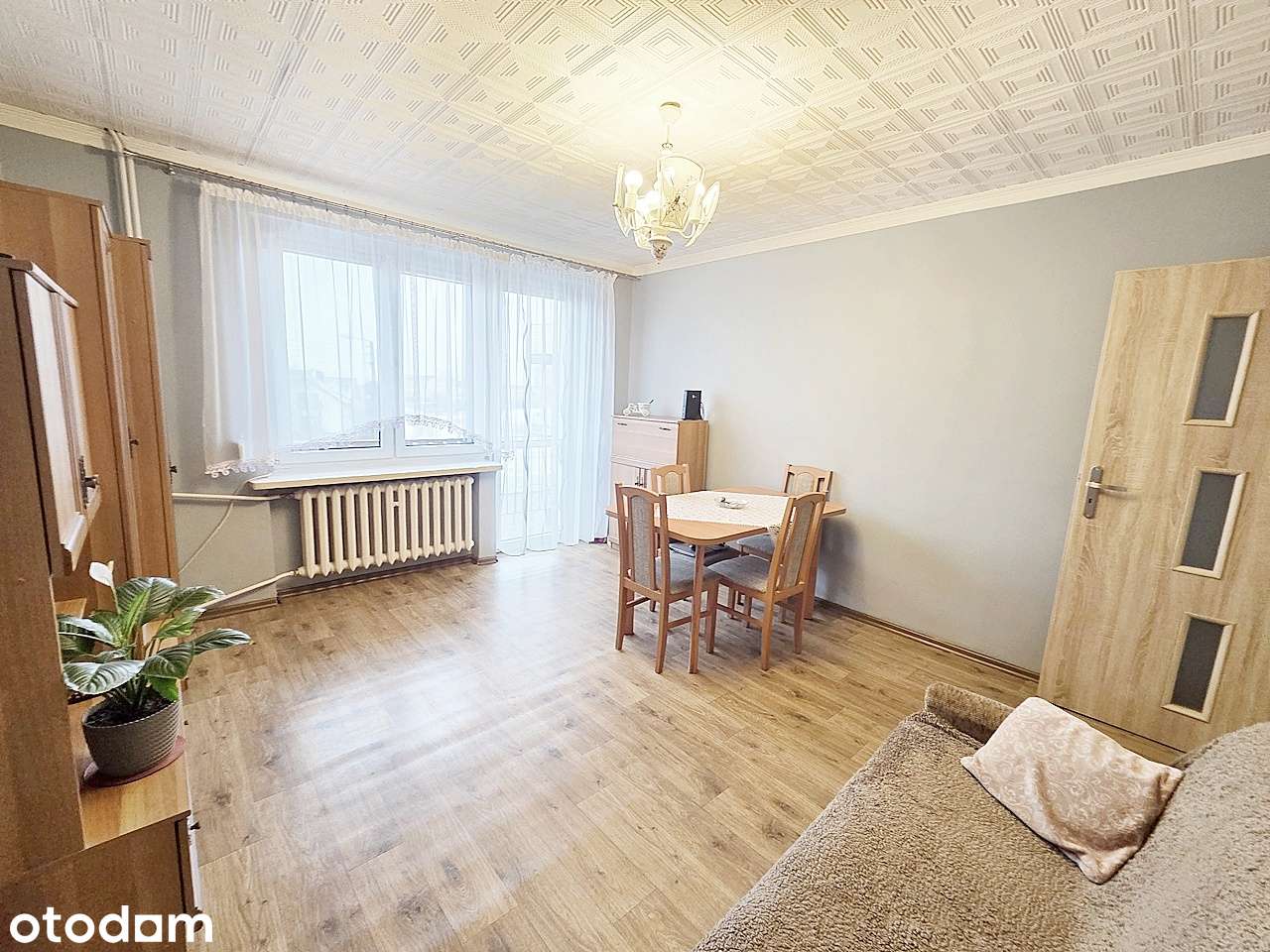 Z balkonem i budynkiem gospodarczym