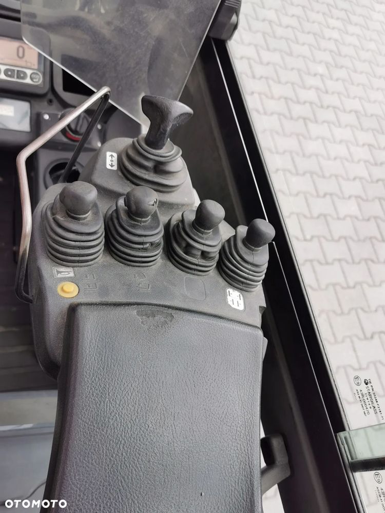 Toyota Toyota 02-8FDJF35 - 9