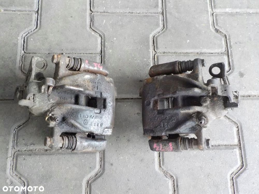 VW T4 96-03 ZACISK HAMULCOWY PRAWY LEWY TYŁ TYLNY JARZMO KOMPLET - 1