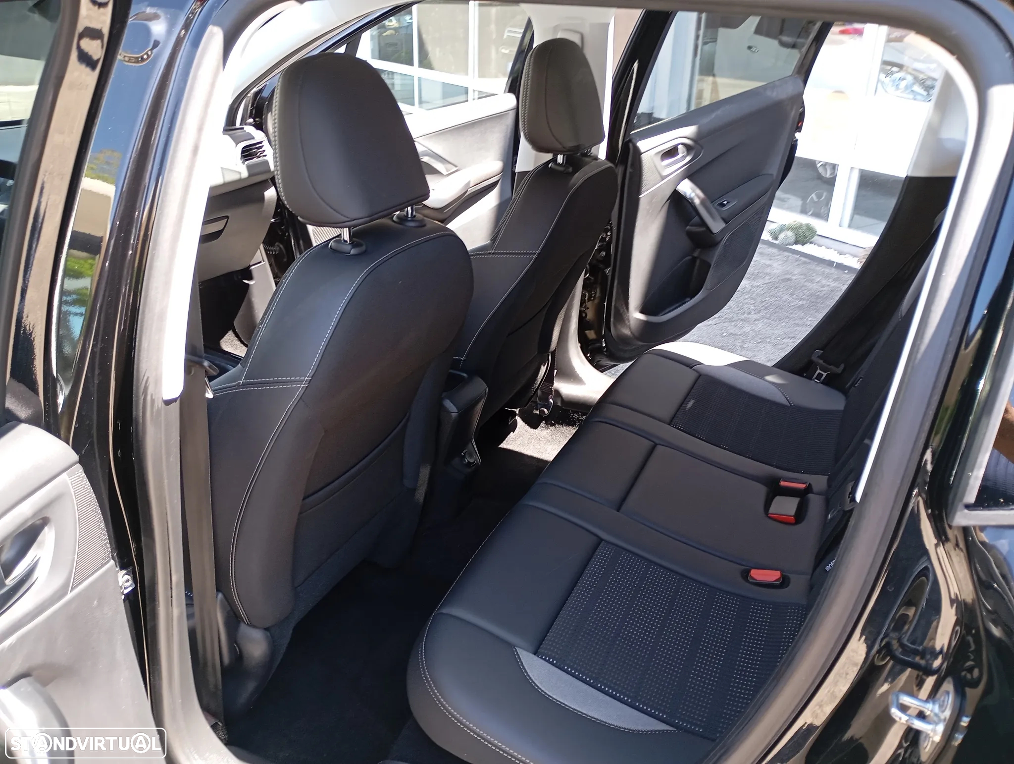Peugeot 2008 1.2 PureTech Allure EAT6 - 8