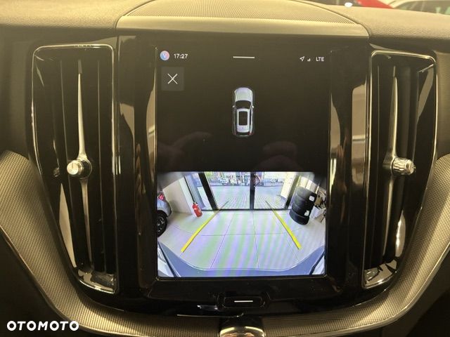 Volvo XC 60 B4 B Plus Dark - 24